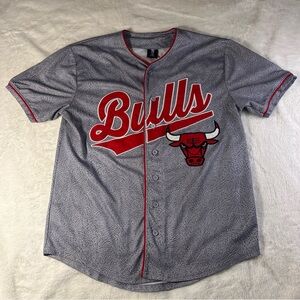 NBA Chicago Bulls 66 Gray Short Sleeve Button Up Jersey Embroidered Men's Size L